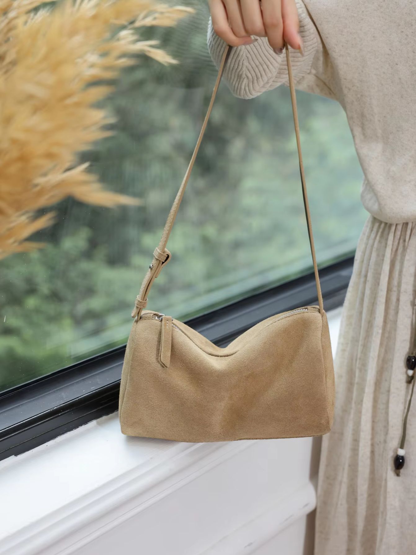 กระเป๋าหนังวัวแบบด้านทรงกระบอก - Women Bags 2026 Trends บทวิจารณ์และราคา