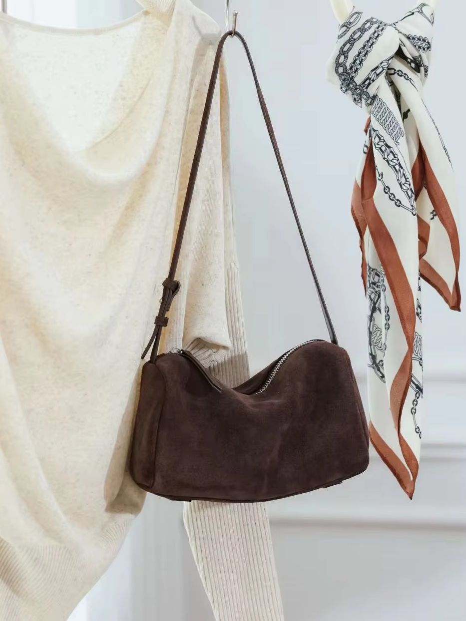 กระเป๋าหนังวัวแบบด้านทรงกระบอก - Women Bags 2026 Trends บทวิจารณ์และราคา