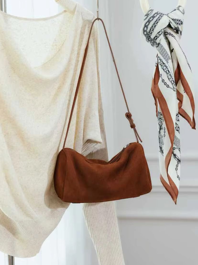 กระเป๋าหนังวัวแบบด้านทรงกระบอก - Women Bags 2026 Trends บทวิจารณ์และราคา