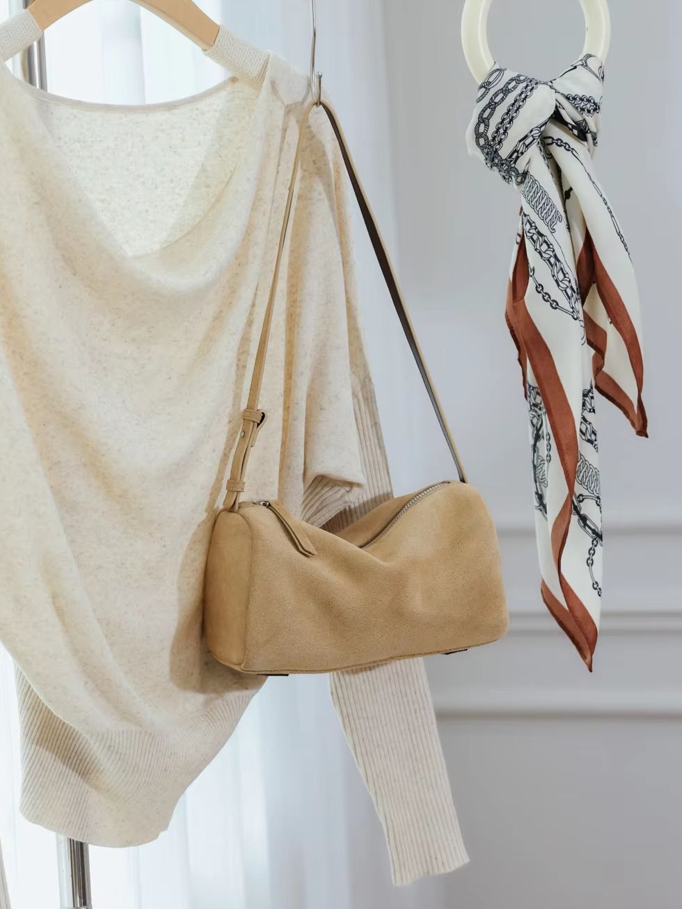 กระเป๋าหนังวัวแบบด้านทรงกระบอก - Women Bags 2026 Trends บทวิจารณ์และราคา